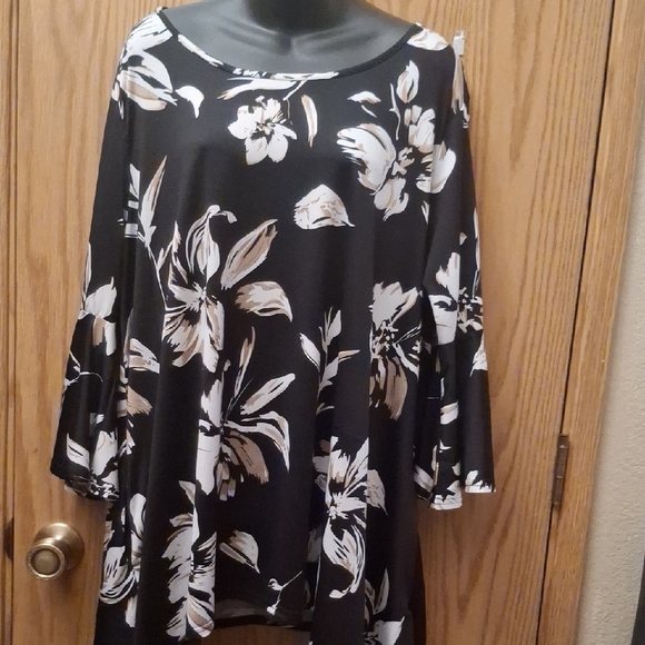 White Mark Tops - White Mark Chic Black and White Floral Women's Tunic